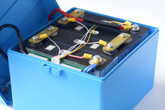 Pacote de bateria de célula LiFePO4 personalizado DC12V com BMS e caixa protetora